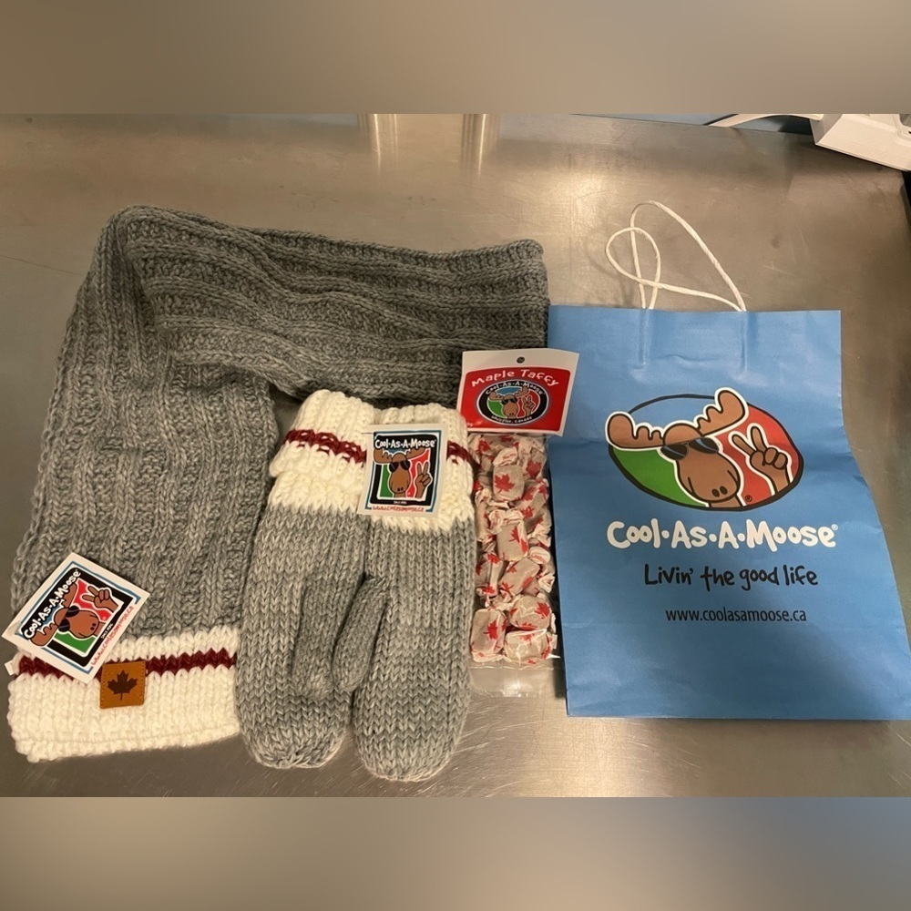 Canadiana scarf and mitts